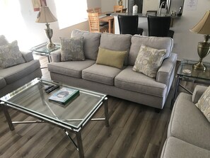 TV connectée, lecteur de DVD, table de tennis de table, livres