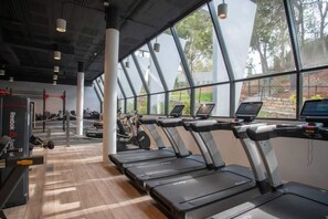 Ein Fitnessstudio mit Laufbändern, Ergometer und Krafttrainingsgeräten.