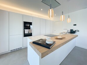 Wasserkocher mit Kaffee-/Teezubehör, Kühlschrank, Mikrowelle, Ofen