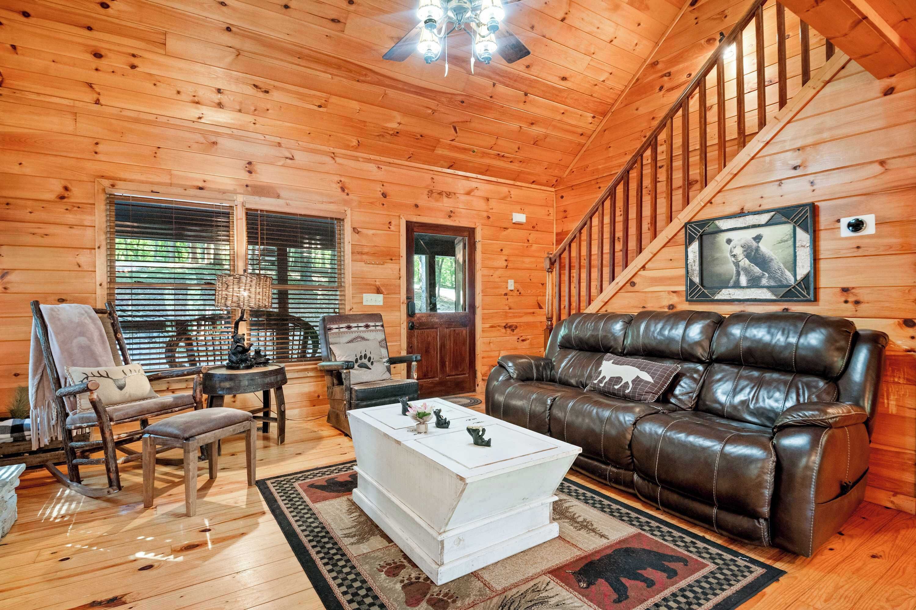 Televisión, chimenea y oficina 