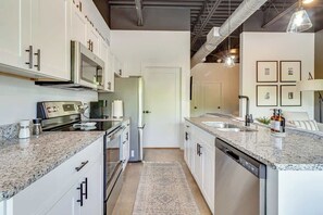 Fridge, stovetop, dishwasher, coffee/tea maker - Studio with 2 Queen Beds  7 mins to DT! (Nashville)