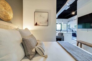 Escritorio, tabla de planchar con plancha, wifi y ropa de cama