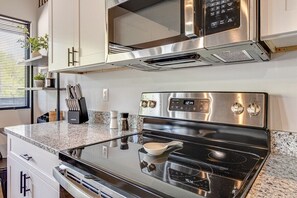 Refrigerador, parrilla de estufa, lavavajillas y cafetera y tetera 