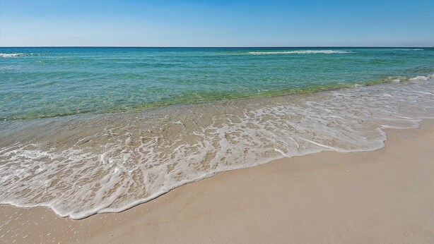 Beach nearby - Steps to the beach! 2 king beds, ice maker, see the Gulf and unwind in comfort! (Panama City Beach)