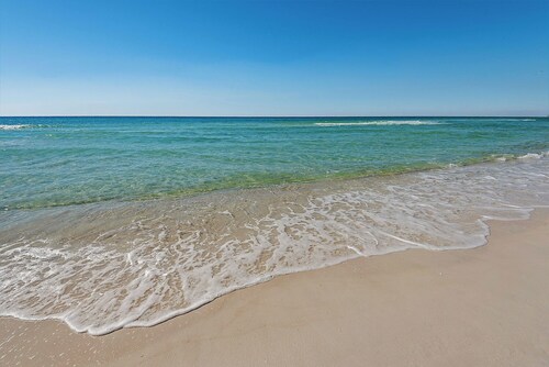 Steps to the beach! 2 king beds, ice maker, see the Gulf and unwind in comfort!