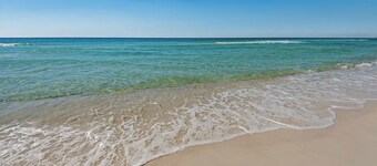 Steps to the beach! 2 king beds, ice maker, see the Gulf and unwind in comfort!