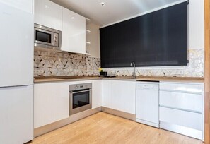 Een koelkast, een microgolfoven, een oven, een kookplaat