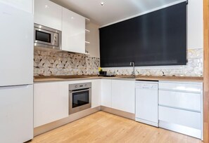 Frigorifero, microonde, forno, piano cottura