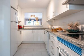 Køleskab, mikrobølgeovn, ovn, kogeplade