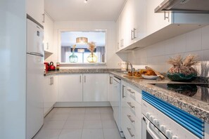Réfrigérateur, four à micro-ondes, un four, surface de cuisson