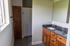 Hair dryer, towels, soap, toilet paper - 3 bedroom guest house with mountain views in Big Horn, Wyoming (Sheridan)