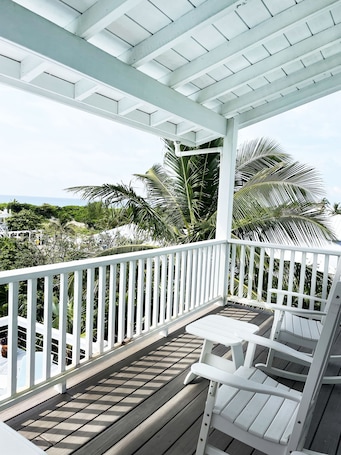Parco della struttura. The Loggerhead House at Turtle Hill Resort