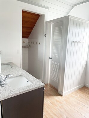 Dusch, hårtork, handdukar och tvål