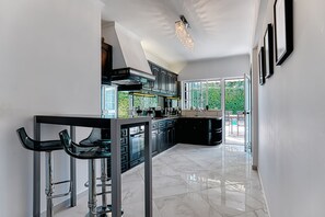 Fridge, microwave, stovetop, dishwasher