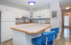 Kaffe- och tebryggare, grytor/köksredskap och matbord