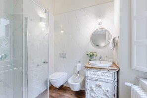 Dusche, Haartrockner, Bidet, Handtücher