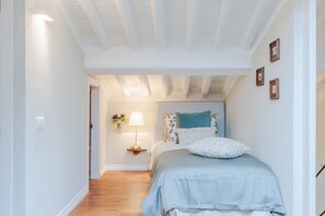 3 bedrooms, iron/ironing board, bed sheets