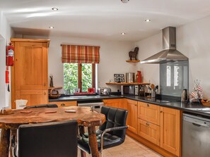 Een vaatwasser, een kinderstoel