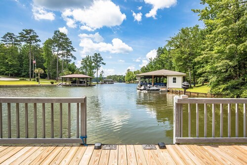 Kid Friendly! Upgraded Lake Front Cottage at Lake Martin! 35 Minutes to Auburn! 