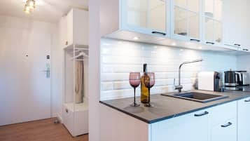 Kühlschrank, Mikrowelle, Herdplatte, Geschirrspüler