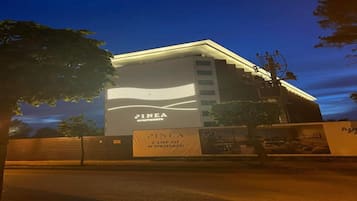 Un immeuble avec une enseigne indiquant « PINEA APARTMENTS » et une autre enseigne en dessous qui indique « 2. ÉTAPE, VENTE EN COURS ! ».