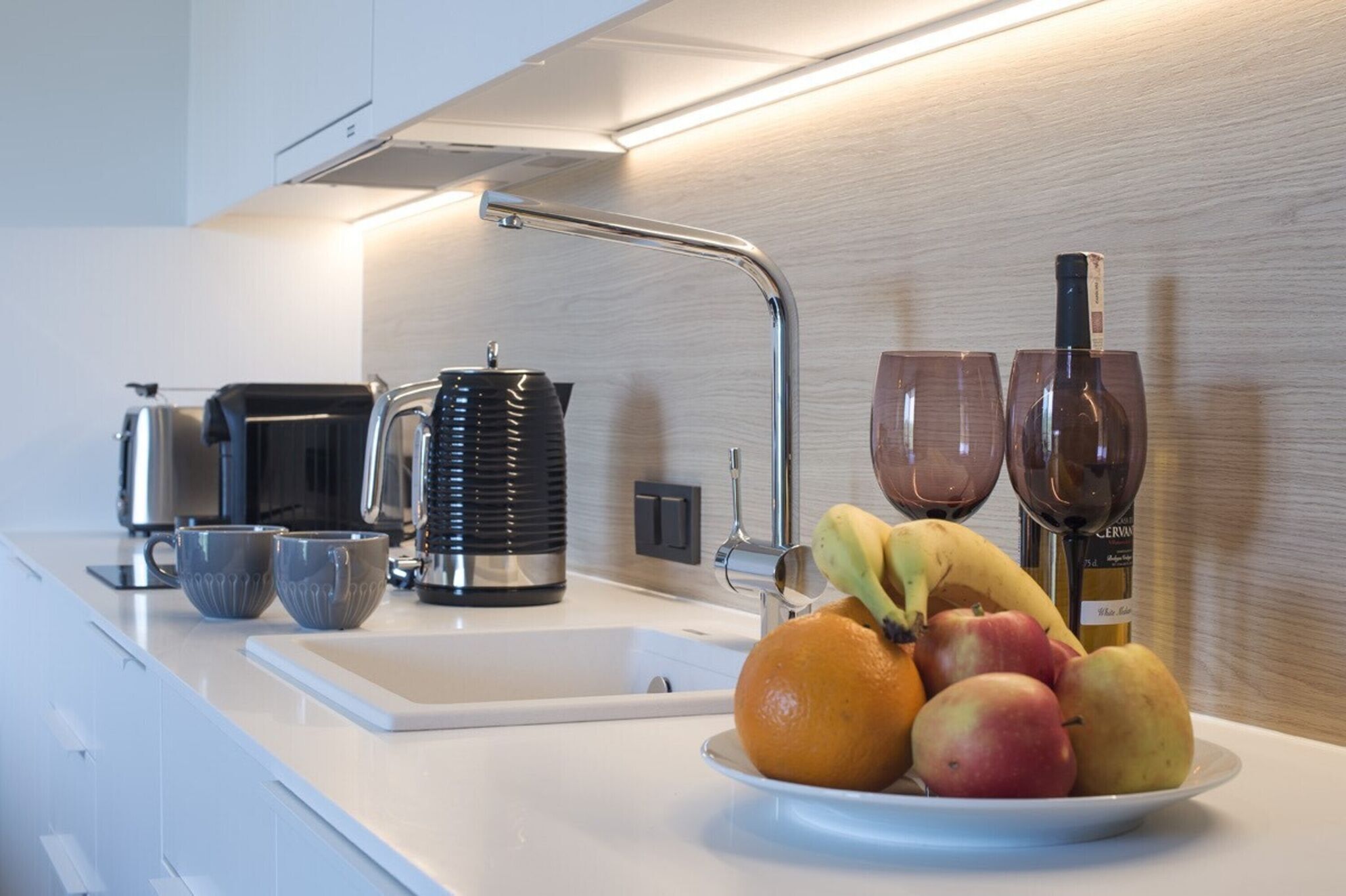 Wasserkocher mit Kaffee-/Teezubehör, Kühlschrank, Mikrowelle, Herdplatte