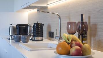 Wasserkocher mit Kaffee-/Teezubehör, Kühlschrank, Mikrowelle, Herdplatte