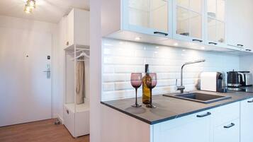 Réfrigérateur, micro-ondes, plaque de cuisson, lave-vaisselle