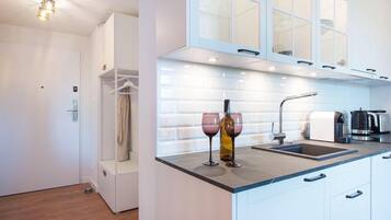 Fridge, oven, stovetop, dishwasher