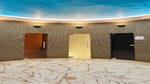 A lobby with three doors, a marble floor, and a ceiling with a sky-like design. - Apartment in Pobierowo by the Beach (Pobierowo)