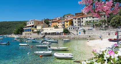 Eine Oase am Meer mit Privatem Pool und Bezauberndem Garten