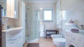 Dusche, Haartrockner, Bidet, Handtücher
