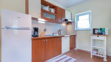 Fridge, microwave, stovetop, dishwasher