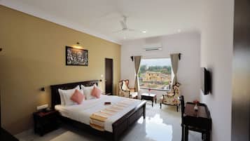 Kamar Double Deluks | Seprai katun Mesir, seprai premium, selimut bulu angsa, dan meja kerja