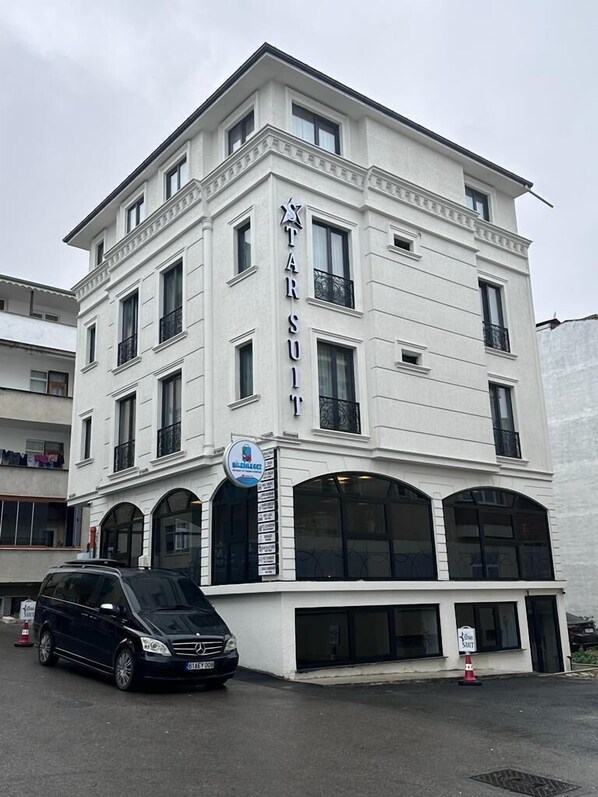 A white building with the sign "STAR SUIT" on the facade. - Star Suit Hotel (Trabzon)