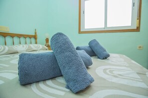 3 makuuhuonetta, silitysrauta/-lauta, ilmainen Wi-Fi, vuodevaatteet