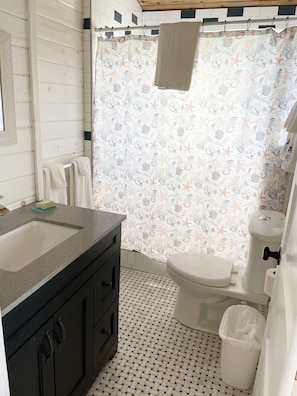 Shower, hair dryer, towels, soap - Quaint Cottage On The Beach in the South End (Elbow Cay)