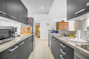 Refrigerador, microondas, horno, lavavajillas