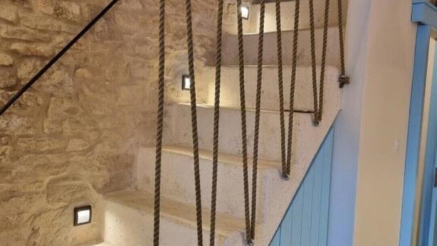 Eine Treppe mit Steinwänden und blauen Stufen.