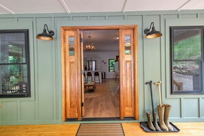 Interior - Retreat - Creek, Sliding Rock, Waterfalls, Fishing, Hiking, Hot Tub, Fire Pit (Old Fort)