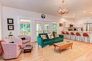 Smart TV, fireplace, books - Retreat - Creek, Sliding Rock, Waterfalls, Fishing, Hiking, Hot Tub, Fire Pit (Old Fort)