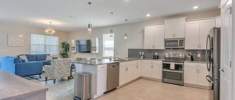 Kylskåp, mikrovågsugn, ugn och spishäll