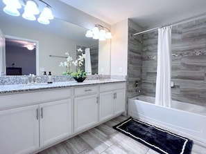 Badewanne, Haartrockner, Handtücher