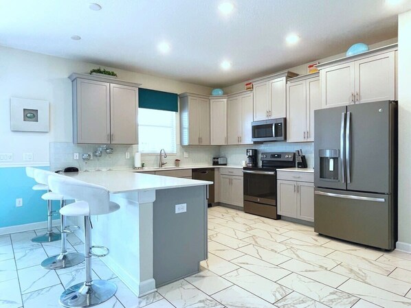 Kühlschrank, Mikrowelle, Ofen, Herdplatte