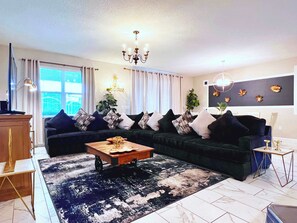 Televisio, pöytäjalkapallopöytä, työhuone