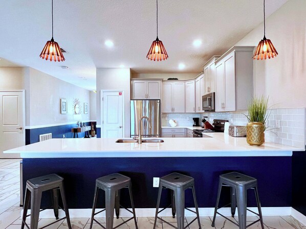 Jääkaappi, mikroaaltouuni, uuni, liesi