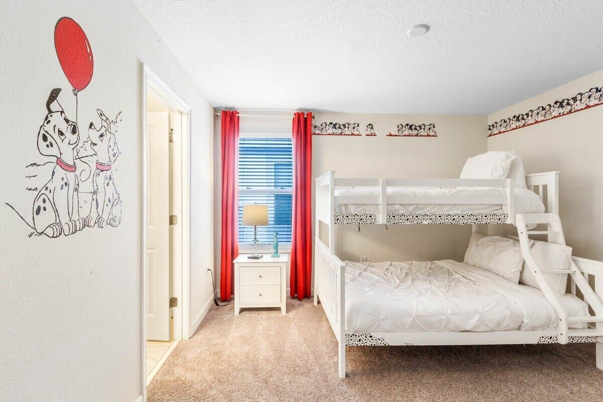 Ein Schlafzimmer mit Etagenbett, Nachttisch, Lampe und Fenster mit Jalousien.