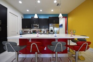 Micro-ondas, cafeteira/chaleira