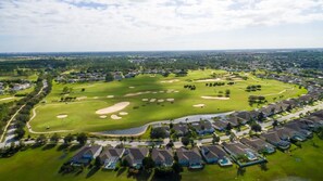 Ein Golfplatz mit Wohnhäusern und einem Schwimmbadbereich.