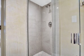 Badekar, hårføner og håndklær